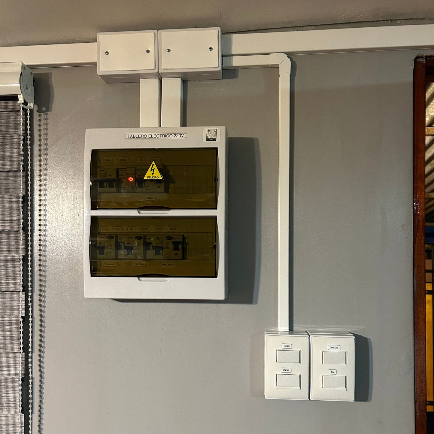Tablero eléctrico armado sobrepuesto instalado