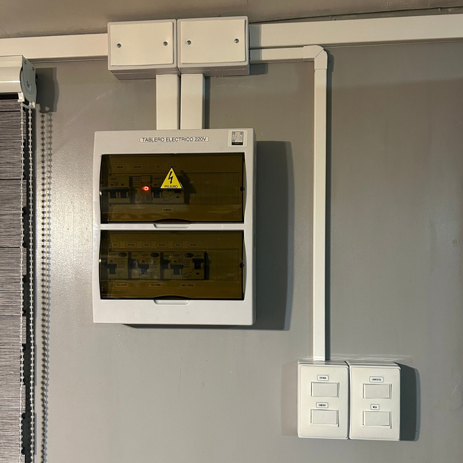 Tablero eléctrico armado sobrepuesto instalado
