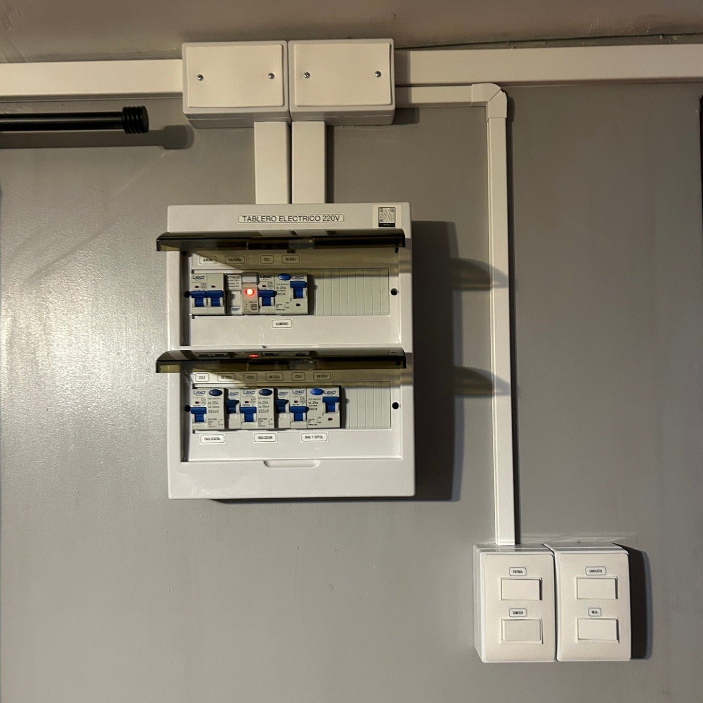 Tablero eléctrico armado sobrepuesto instalado