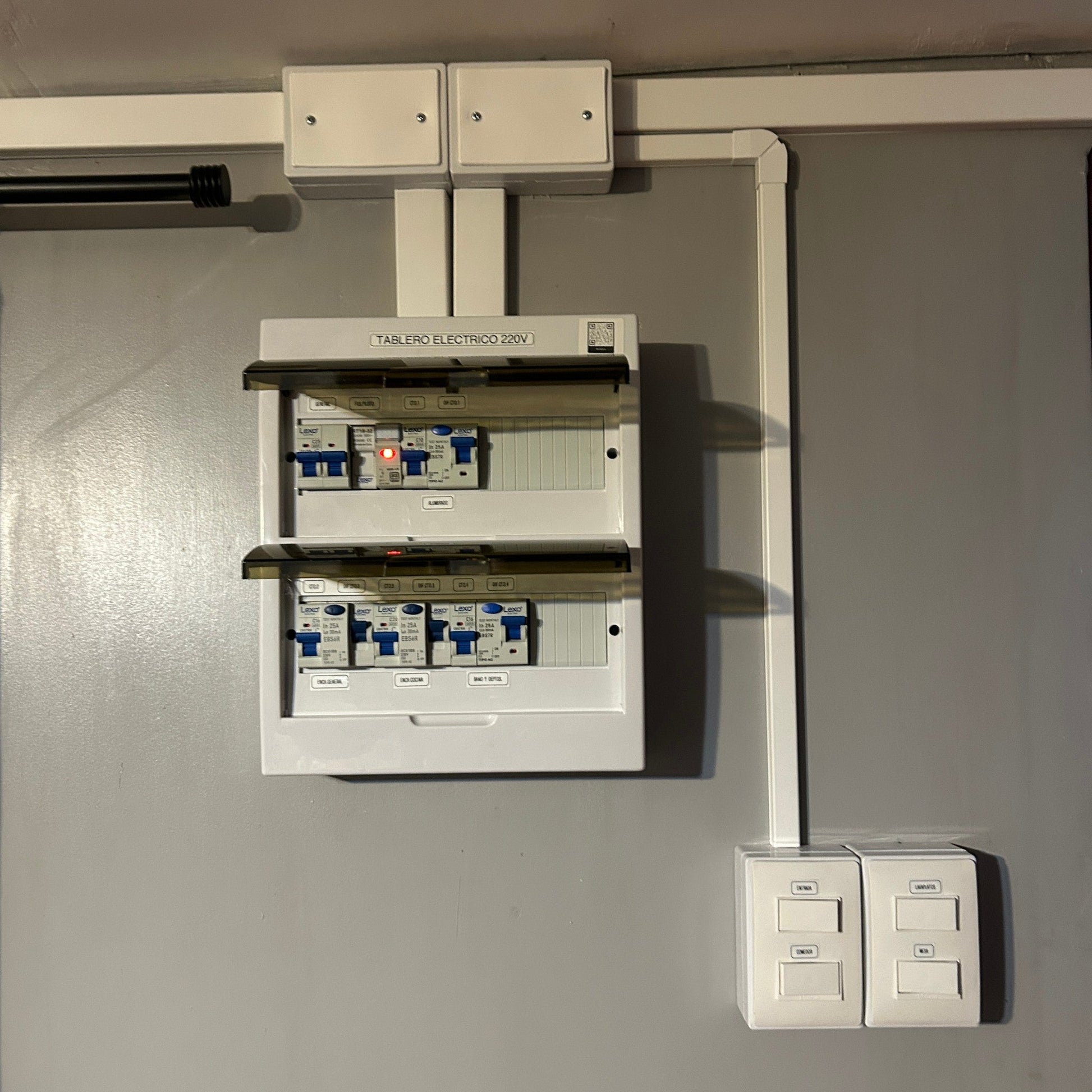 Tablero eléctrico armado sobrepuesto instalado
