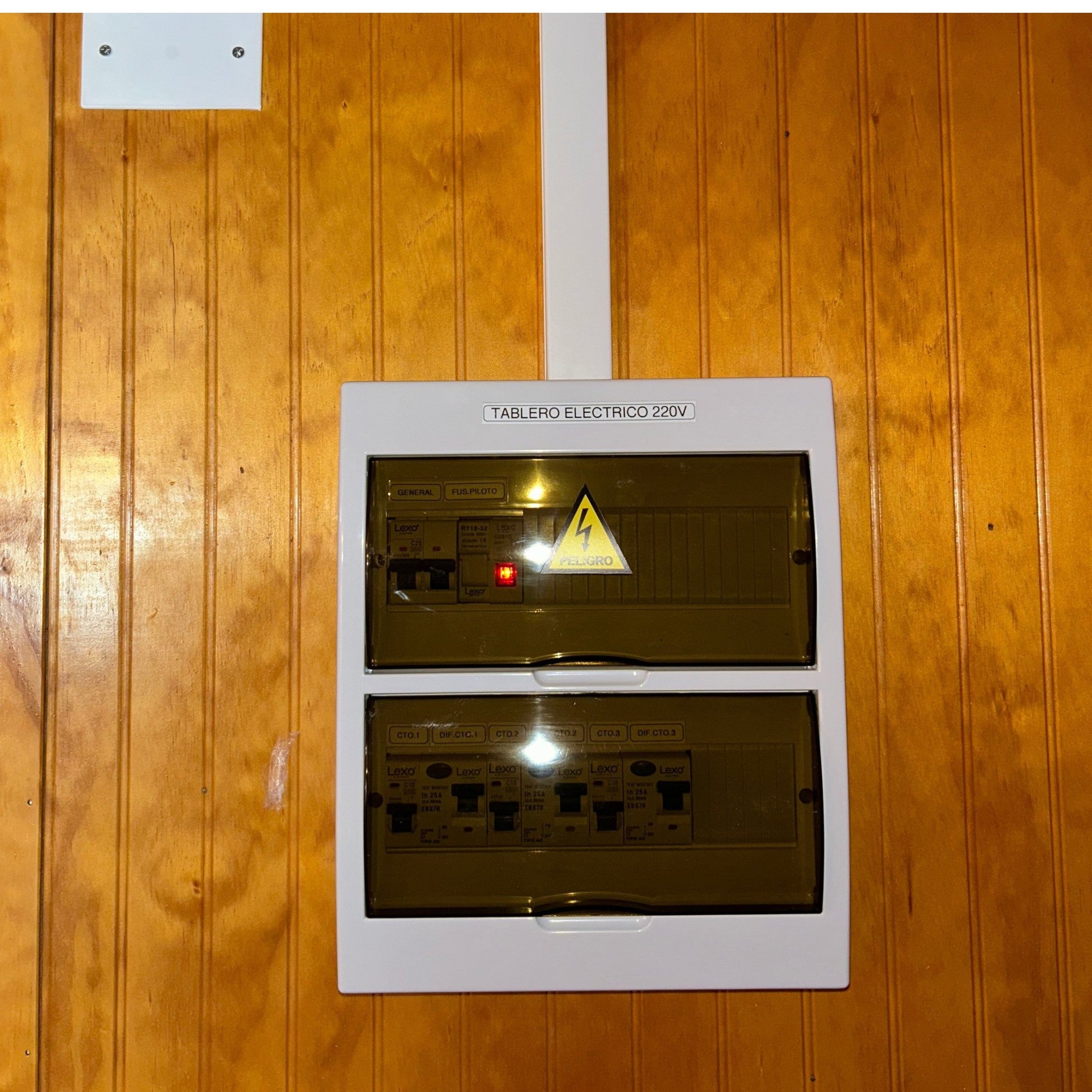 Tablero eléctrico armado sobrepuesto instalado