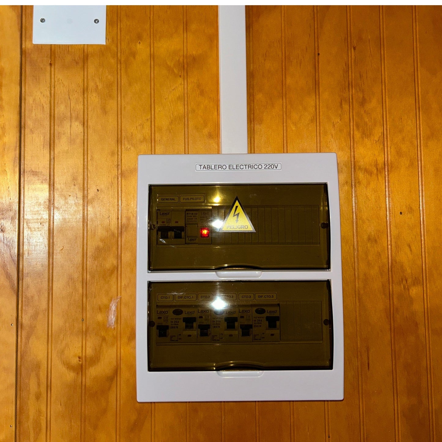 Tablero eléctrico armado sobrepuesto instalado