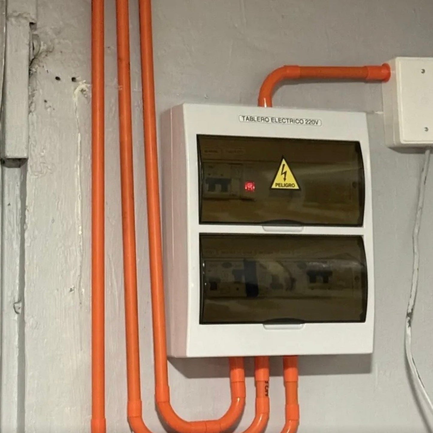 Tablero eléctrico armado sobrepuesto instalado