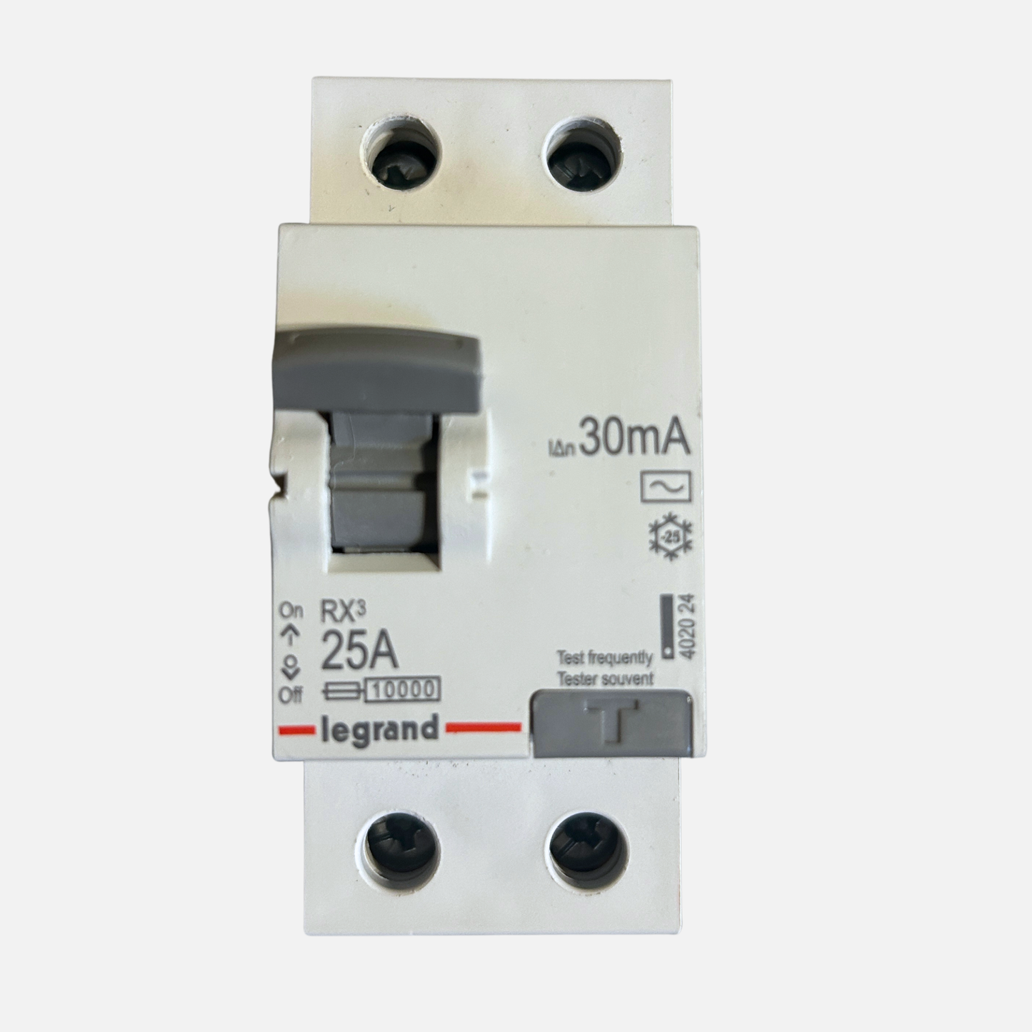 Diferencial Legrand RX3 2P 25A instalado en riel DIN